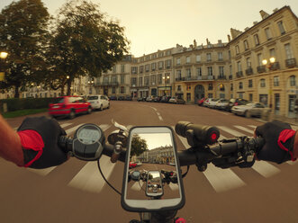 Frankreich, Versailles, Place Hoche, persönliche Perspektive eines Mannes auf einem E-Bike in der Dämmerung - LAF01903