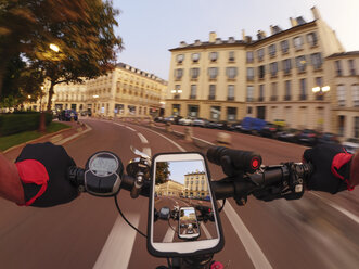 Frankreich, Versailles, Place Hoche, persönliche Perspektive eines Mannes auf einem E-Bike in der Dämmerung - LAF01904