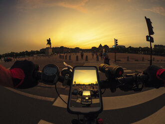 Frankreich, Versailles, Place d'Armes, persönliche Perspektive eines Mannes auf einem E-Bike bei Sonnenuntergang - LAF01905