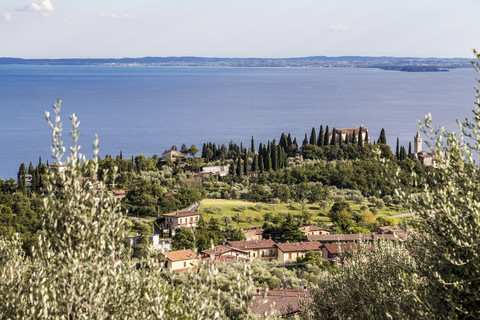 Italien, Toscolano-Maderno, Blick auf den Gardasee von oben, lizenzfreies Stockfoto