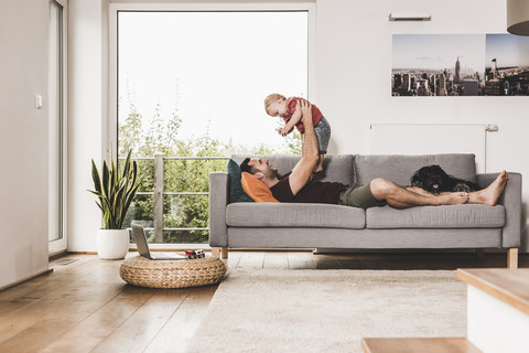 Vater spielt mit seinem Sohn zu Hause, lizenzfreies Stockfoto