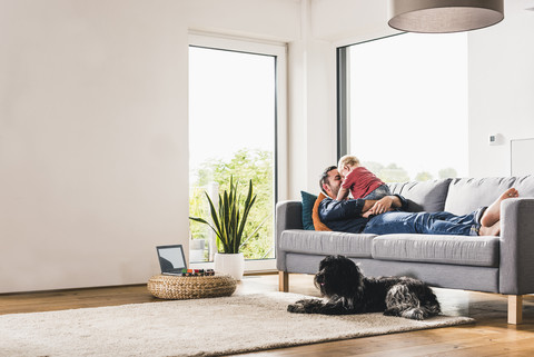 Vater spielt mit seinem Sohn zu Hause, lizenzfreies Stockfoto