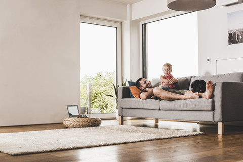 Vater spielt mit seinem Sohn zu Hause, lizenzfreies Stockfoto