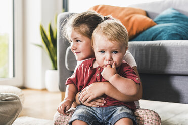 Brother and sister at home in living room - UUF11795