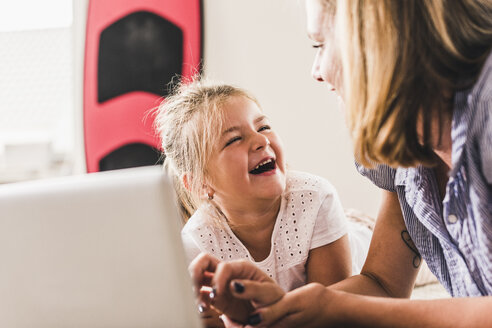 Mutter und Tochter amüsieren sich mit einem Laptop - UUF11802