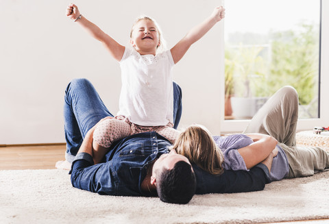 Glückliches Mädchen zu Hause bei ihren Eltern, lizenzfreies Stockfoto