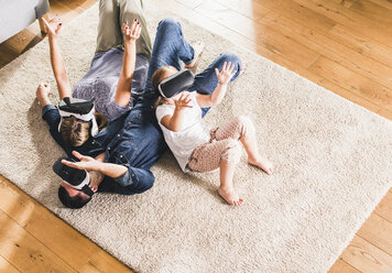 Family using VR goggles at home - UUF11811