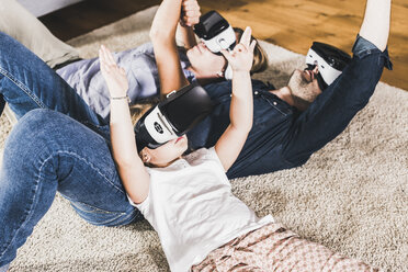 Family using VR goggles at home - UUF11812