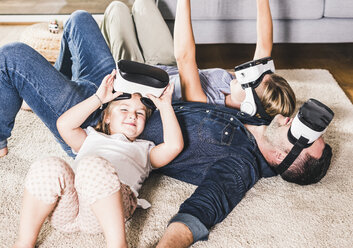 Familie benutzt VR-Brille zu Hause - UUF11813