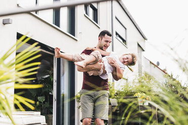 Vater und Tochter haben Spaß im Garten - UUF11824