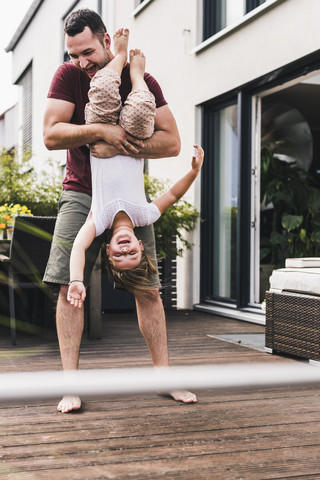 Vater und Tochter haben Spaß im Garten, lizenzfreies Stockfoto