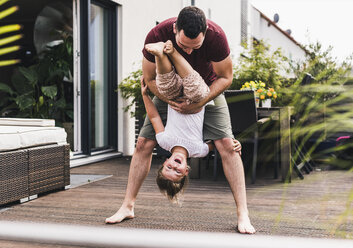 Vater und Tochter haben Spaß im Garten - UUF11827