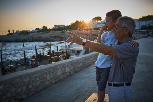 Italien, Santa Caterina, Großvater und Enkel betrachten die Aussicht bei Sonnenuntergang - DIKF00275