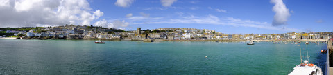 UK, England, Cornwall, St. Ives, Panorama-Stadtbild mit Hafen, lizenzfreies Stockfoto