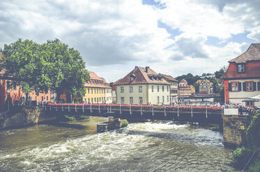 Deutschland, Bayern, Bamberg, Fluss Regnitz mit Brücke - PUF00734
