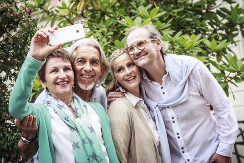 Senior friends taking a selfie outdoors - PNPF00007