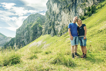 Deutschland, Bayern, Pfronten, Porträt eines glücklichen Paares auf einer Almwiese bei Aggenstein - PNPF00016