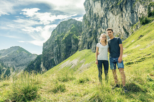 Deutschland, Bayern, Pfronten, Porträt eines jungen Paares auf einer Almwiese bei Aggenstein - PNPF00017