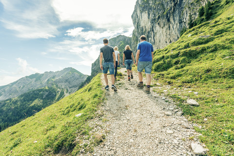 Deutschland, Bayern, Pfronten, Familienwanderung auf einem Wanderweg bei Aggenstein, lizenzfreies Stockfoto