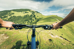 Deutschland, Bayern, Pfronten, Mountainbiker beim Downhill auf der Alm bei Aggenstein - PNPF00023