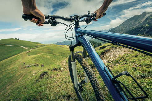 Deutschland, Bayern, Pfronten, Mountainbiker beim Downhill auf der Alm bei Aggenstein - PNPF00024