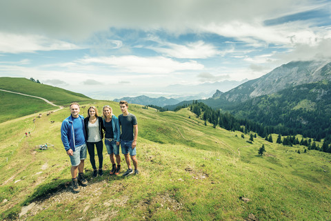 Deutschland, Bayern, Pfronten, Porträt einer glücklichen Familie auf einer Almwiese bei Aggenstein, lizenzfreies Stockfoto