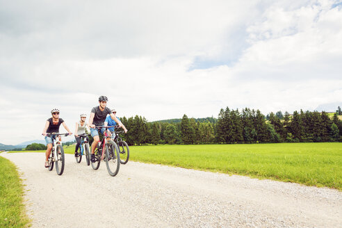 Deutschland, Bayern, Pfronten, Familie beim Mountainbiken in der Natur - PNPF00039