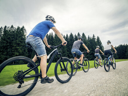 Deutschland, Bayern, Pfronten, Familie beim Mountainbiken in der Natur - PNPF00041