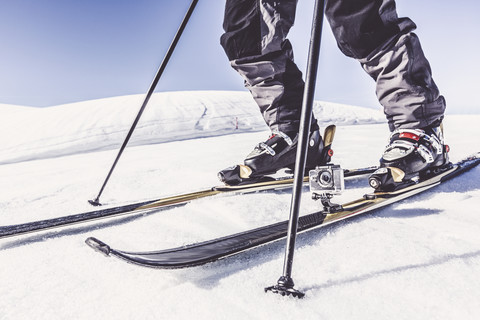 Nahaufnahme eines Skifahrers mit Action-Cam in einer Winterlandschaft, lizenzfreies Stockfoto