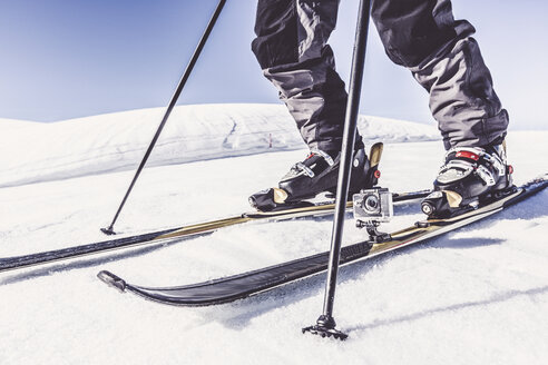 Nahaufnahme eines Skifahrers mit Action-Cam in einer Winterlandschaft - PNPF00045