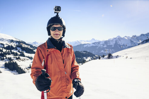 Österreich, Damuels, Skifahrer mit Action-Cam in Winterlandschaft - PNPF00047