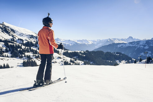 Österreich, Damuels, Skifahrer mit Action-Cam in Winterlandschaft - PNPF00049