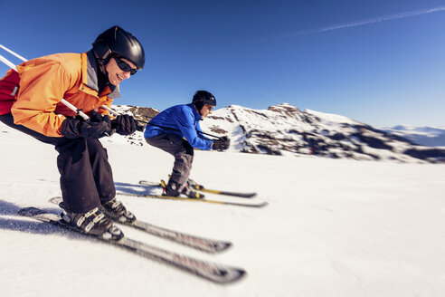 Österreich, Damuels, Frau beim Skifahren in Winterlandschaft - PNPF00051