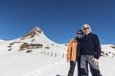 Österreich, Damuels, Porträt eines glücklichen Seniorenpaares in einer Winterlandschaft - PNPF00057