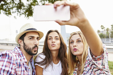 Drei Freunde machen ein Selfie und schmollen - JRFF01458
