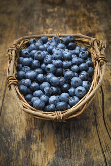 Wickerbasker aus Blaubeeren auf Holz - LVF06276