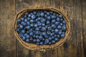 Wickerbasker aus Blaubeeren auf Holz - LVF06277