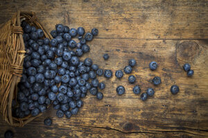 Wickerbasker und Blaubeeren auf Holz - LVF06278