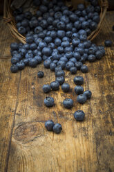 Blaubeeren auf Holz - LVF06279