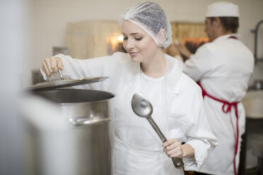 Frau beim Kochen in einer Großküche - ZEF14614