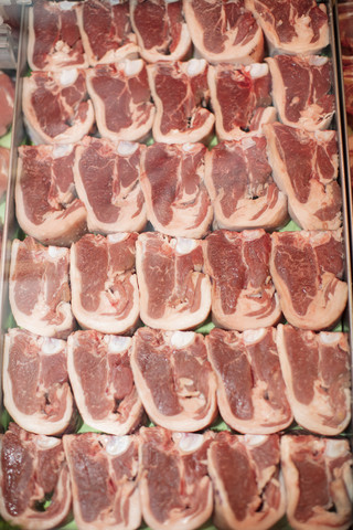 Ausgestelltes Fleisch in der Metzgerei, lizenzfreies Stockfoto