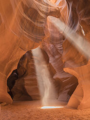 USA, Arizona, Sonnenstrahlen im Antelope Canyon - TOVF00096