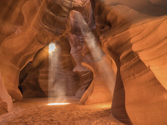 USA, Arizona, Sonnenstrahlen im Antelope Canyon - TOVF00097