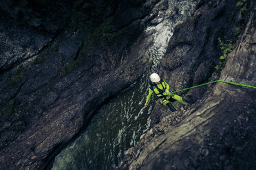 Deutschland, Bayern, Allgäu, junger Mann beim Canyoning im Ostertal - PNPF00071