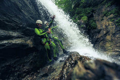 Germany, Bavaria, Allgaeu, young couple canyoning in Ostertal - PNPF00073