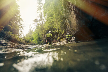 Deutschland, Bayern, Allgäu, junges Paar beim Canyoning im Ostertal - PNPF00076