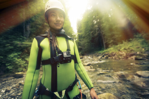 Deutschland, Bayern, Allgäu, junge Frau beim Canyoning im Ostertal - PNPF00084