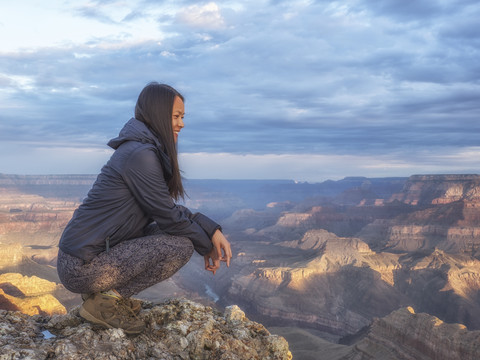 USA, Arizona, Grand Canyon National Park, Tourist genießt die Aussicht, lizenzfreies Stockfoto