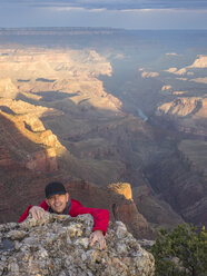 USA, Arizona, Grand Canyon National Park, Porträt eines kletternden Touristen - TOVF00099
