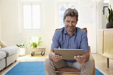 Mann benutzt digitales Tablet zu Hause - PDF01328